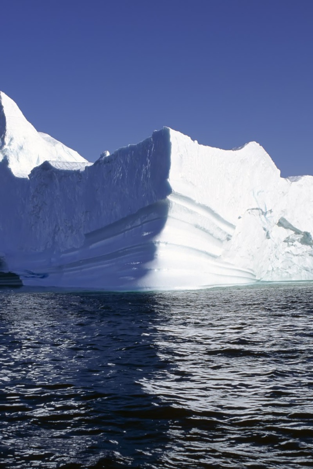 Белый айсберг на темной воде