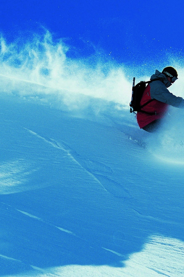 Сноубордист на спуске
