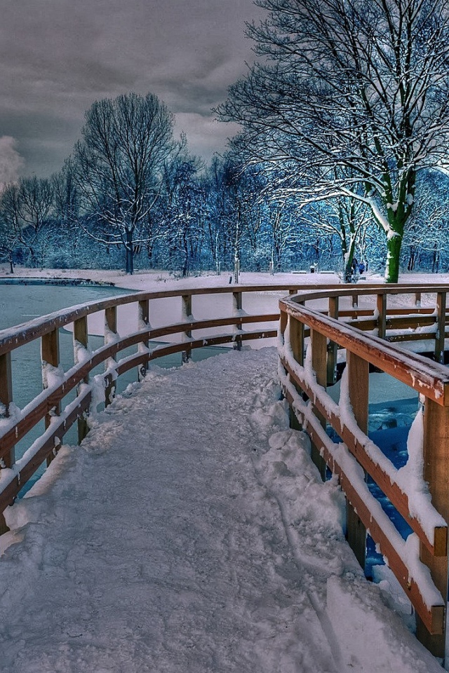 Мост над замерзшей рекой