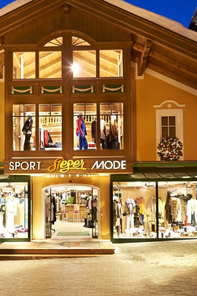 Яркий магазин на горнолыжном курорте Заальбах Хинтерглем, Австрия