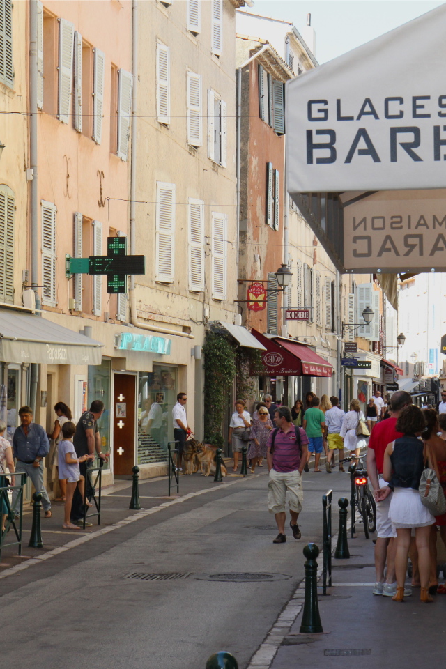 Городская улица на курорте Сен-Тропе, Франция