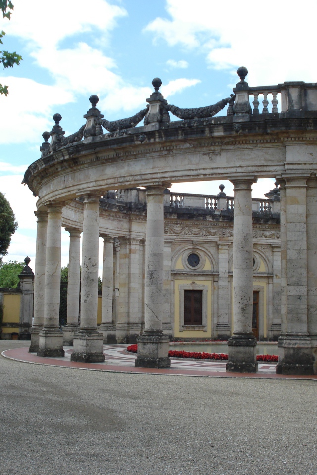 Старинные колонны на курорте в Монтекатини Терме, Италия
