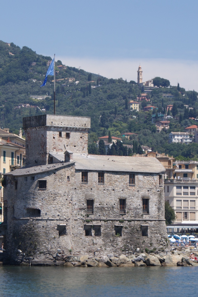 Замок на набережной на курорте Рапалло, Италия
