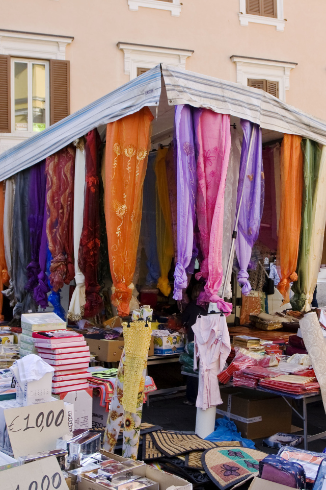 Рынок на курорте Фьюджи, Италия