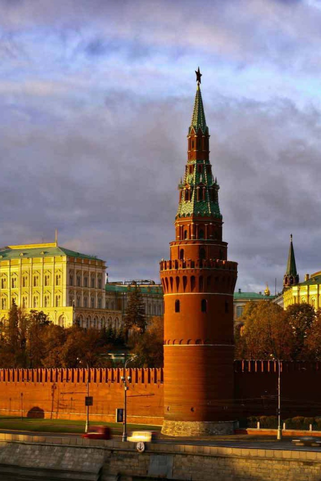 Кремль в лучах солнца