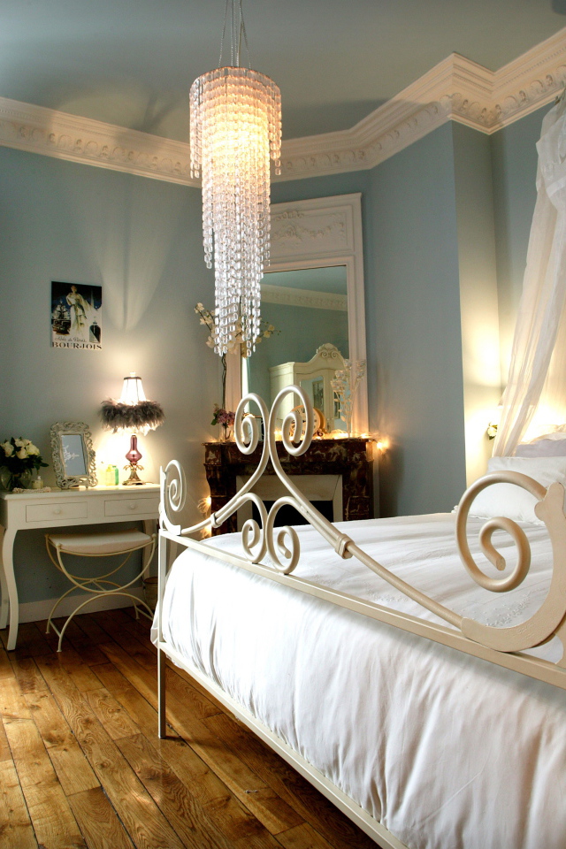Кровать с балдахином в спальне