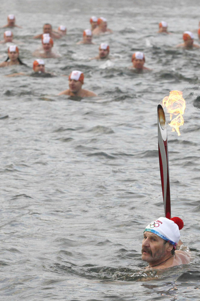 Факел Олимпиады в воде к играм в Сочи 2014