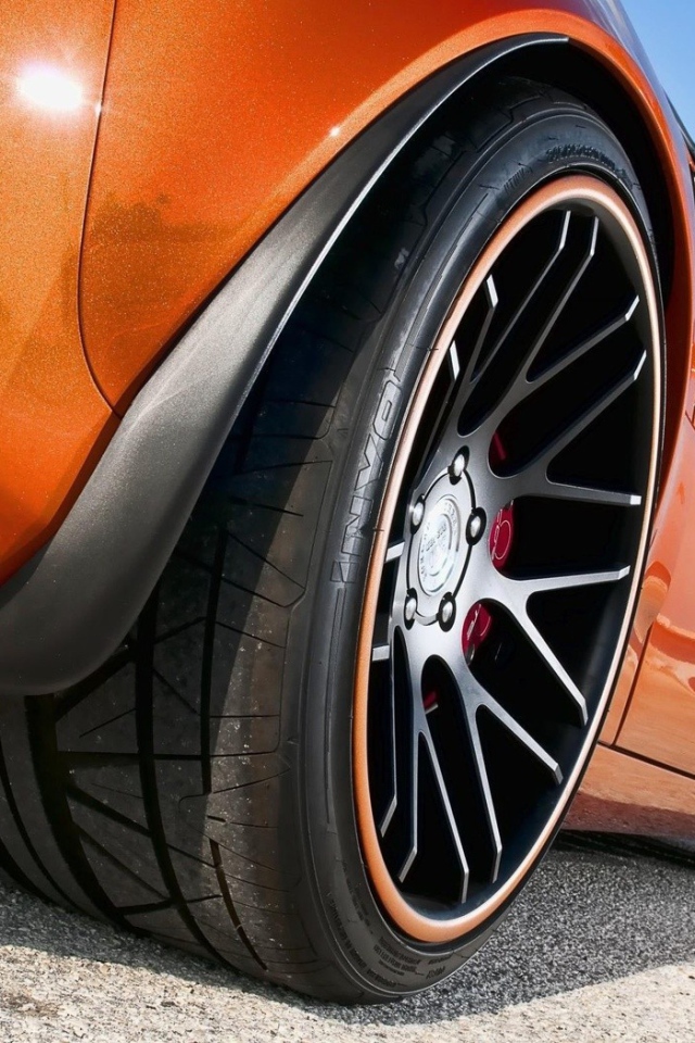 Черные колеса оранжевого авто