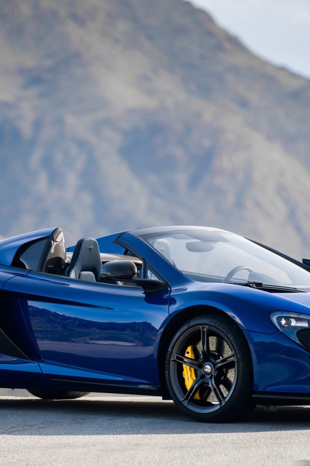 Голубой McLaren на фоне гор