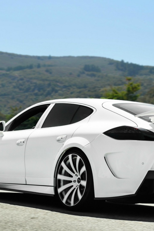 Белый Porsche Panamera Turbo