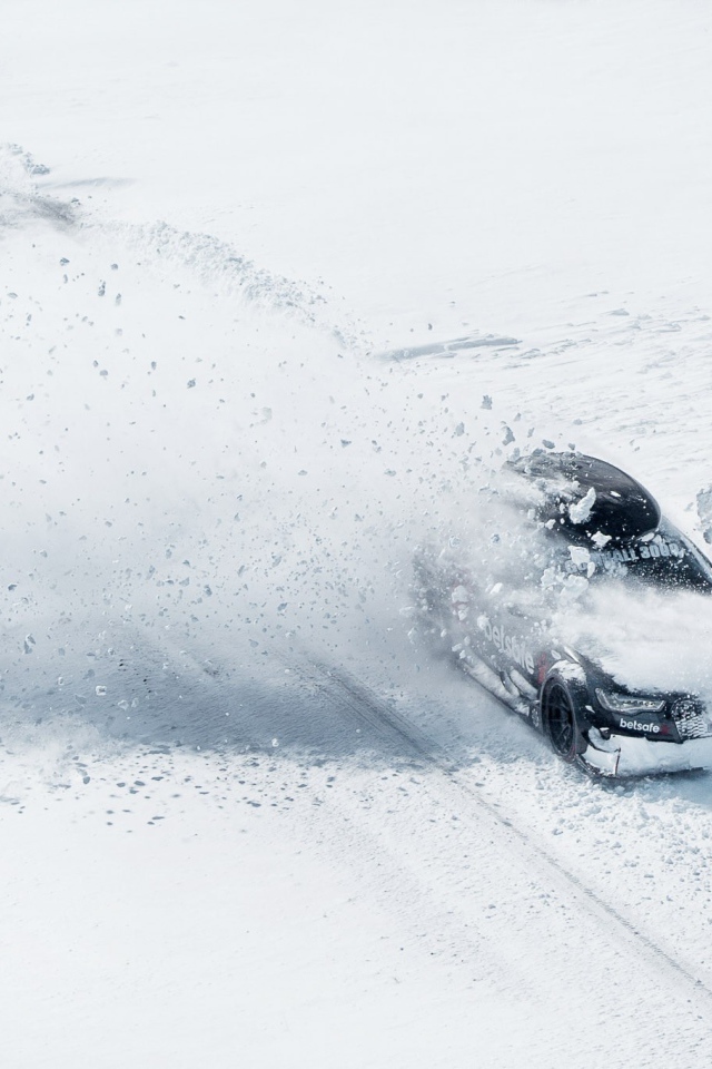 Audi RS6 Avant в снегу