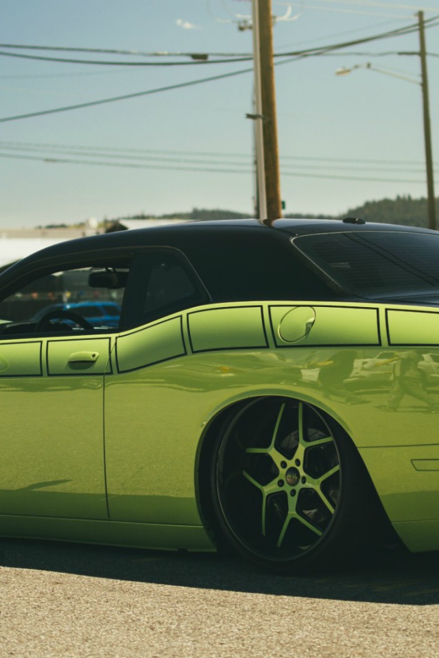 Зеленый Dodge Challenger SRT8 392