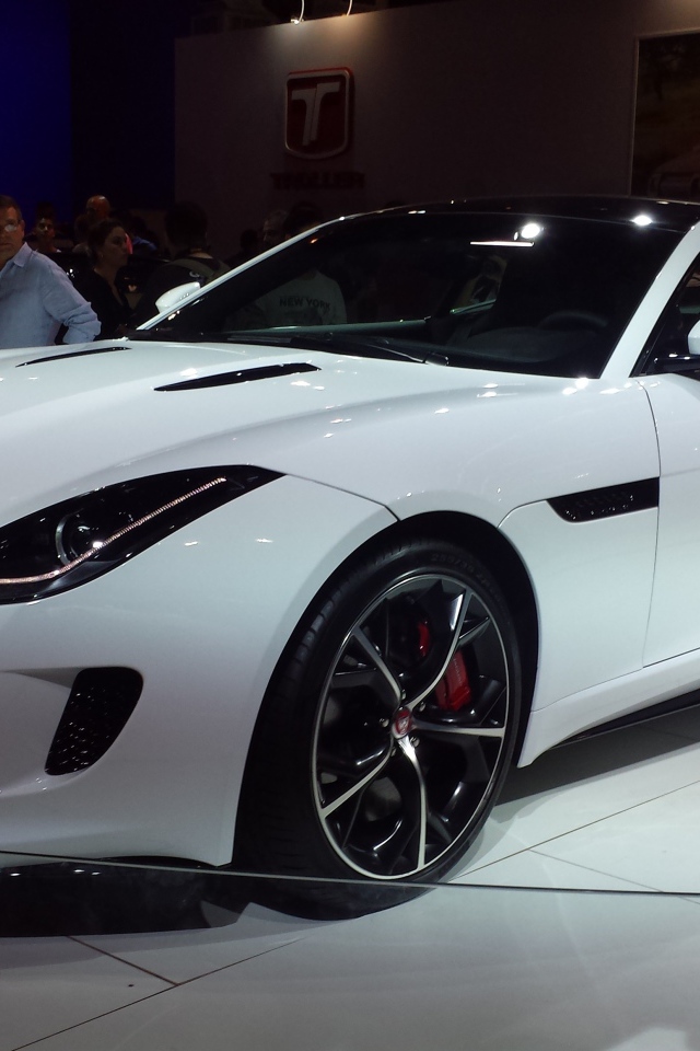 Новый белый Jaguar на выставке
