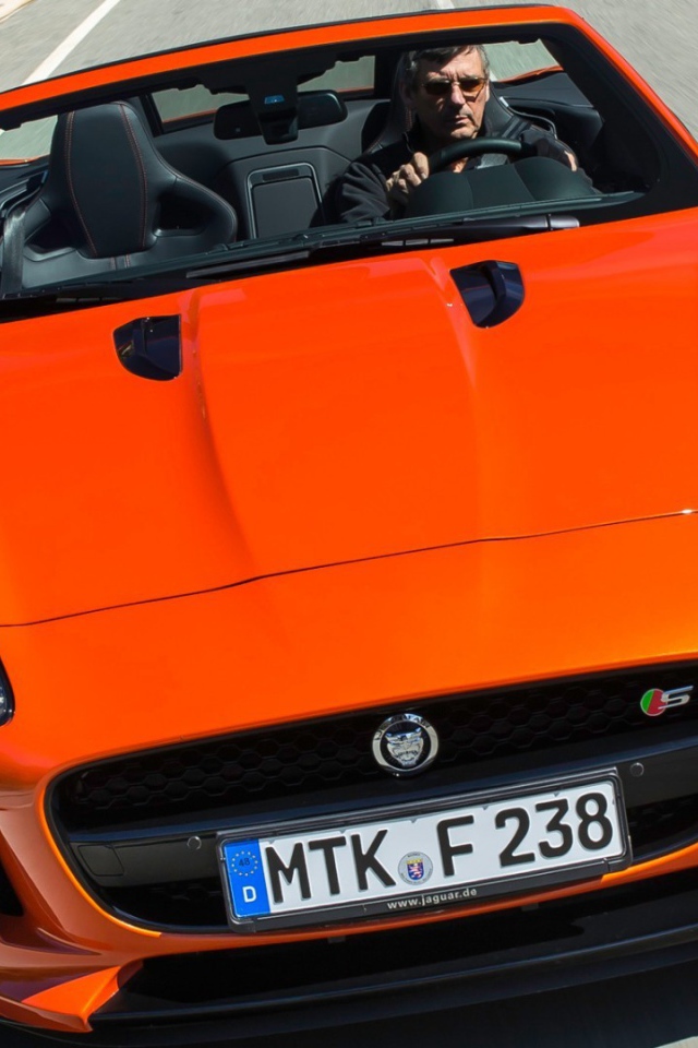 Оранжевый Jaguar F-Type на шоссе