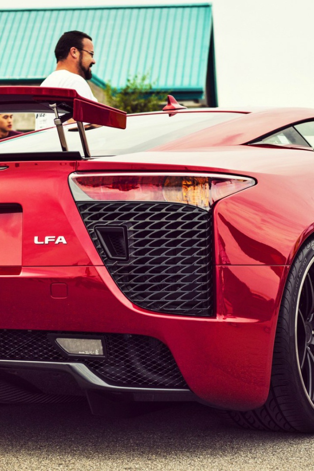 Красный Lexus LFA