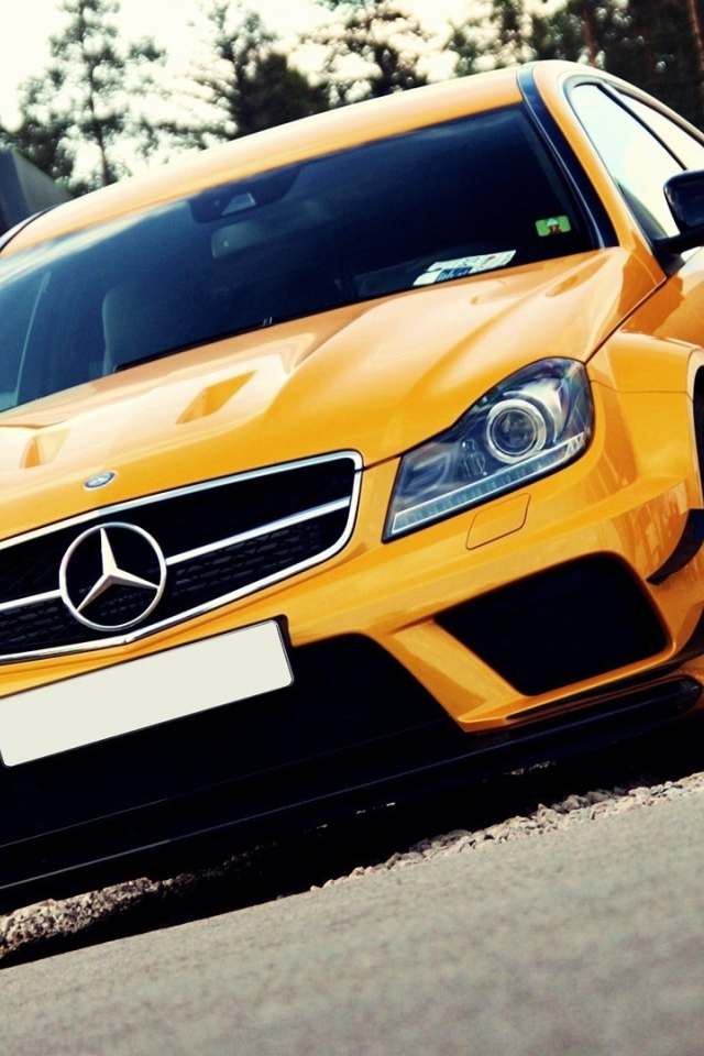 Светло оранжевый Mercedes-Benz