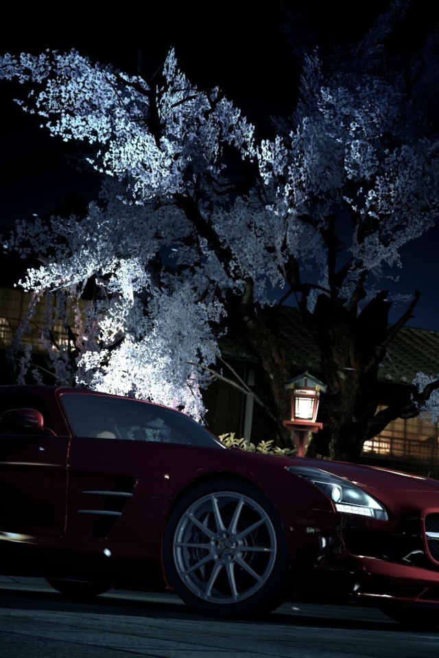 Темно красный Mercedes-Benz на фоне цветущего дерева