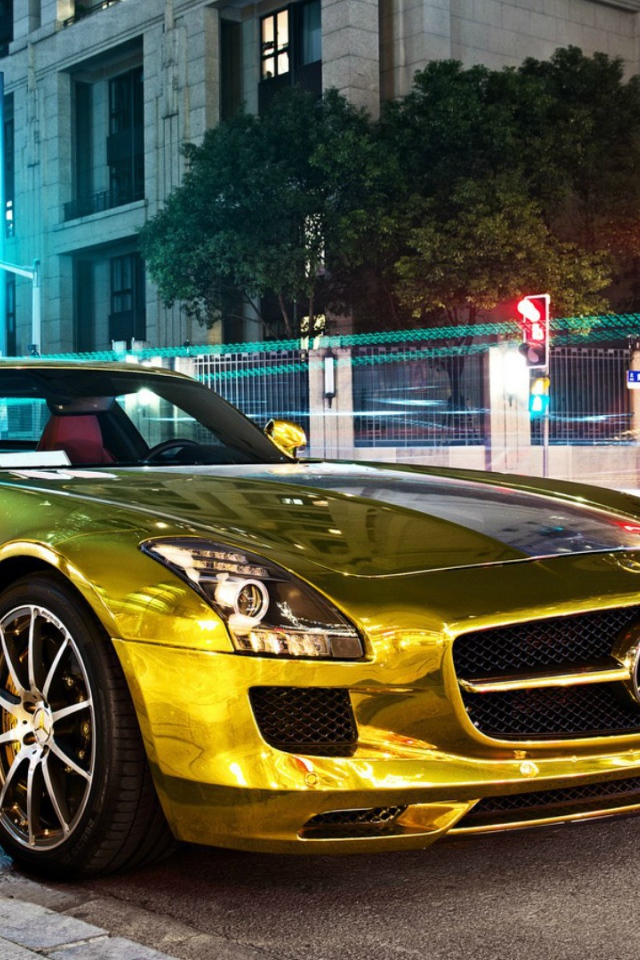 Золотой Mercedes-Benz SLS AMG