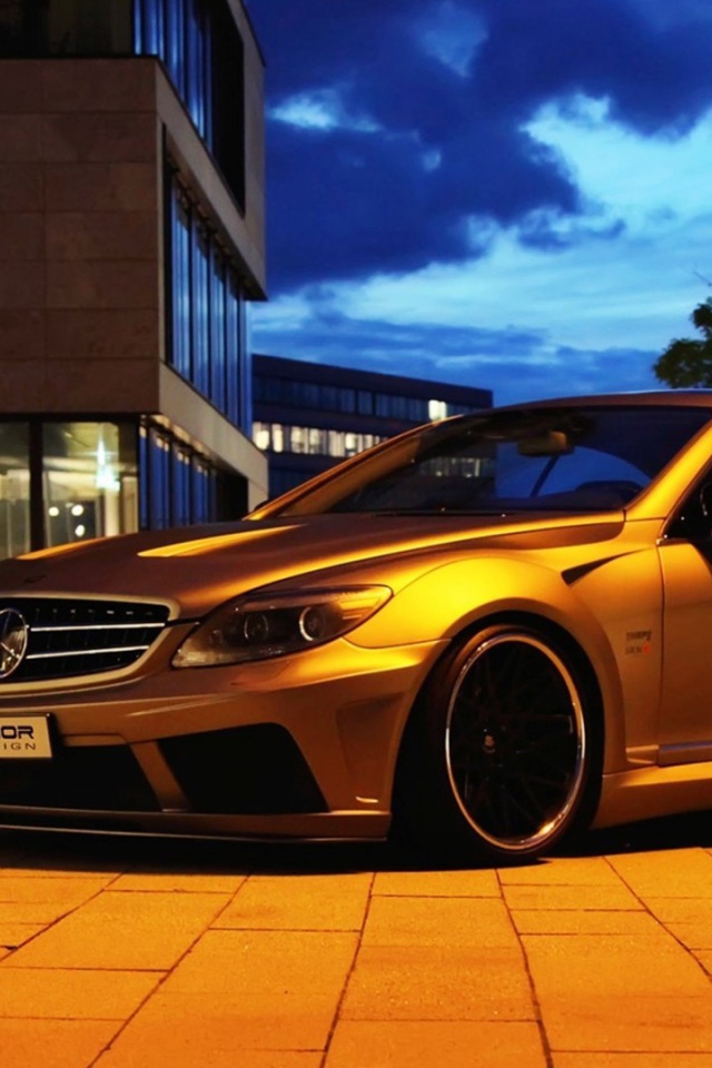 Автомобиль Mercedes-Benz золотого цвета