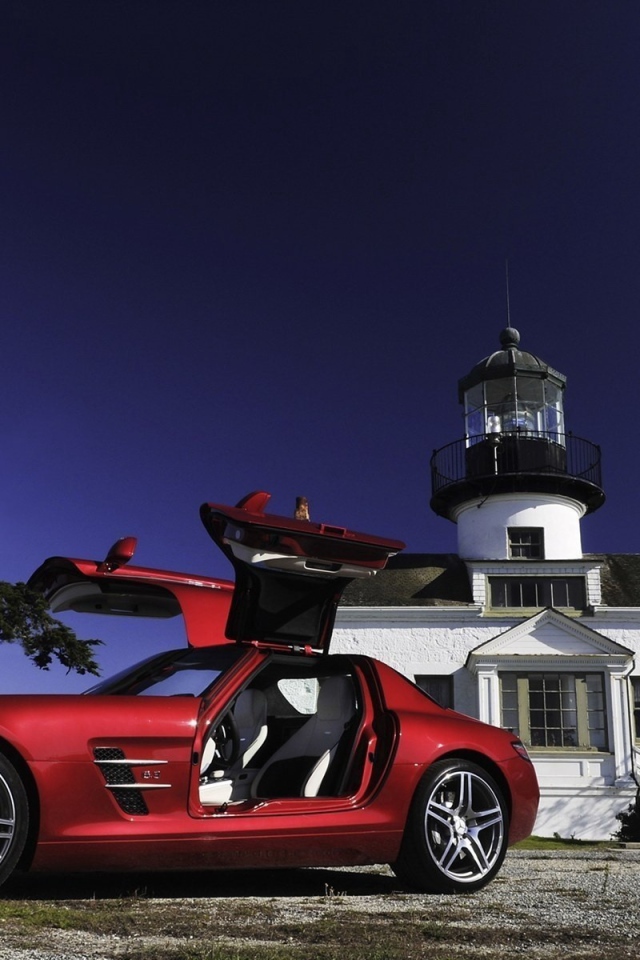 Красный Mercedes SLS у маяка