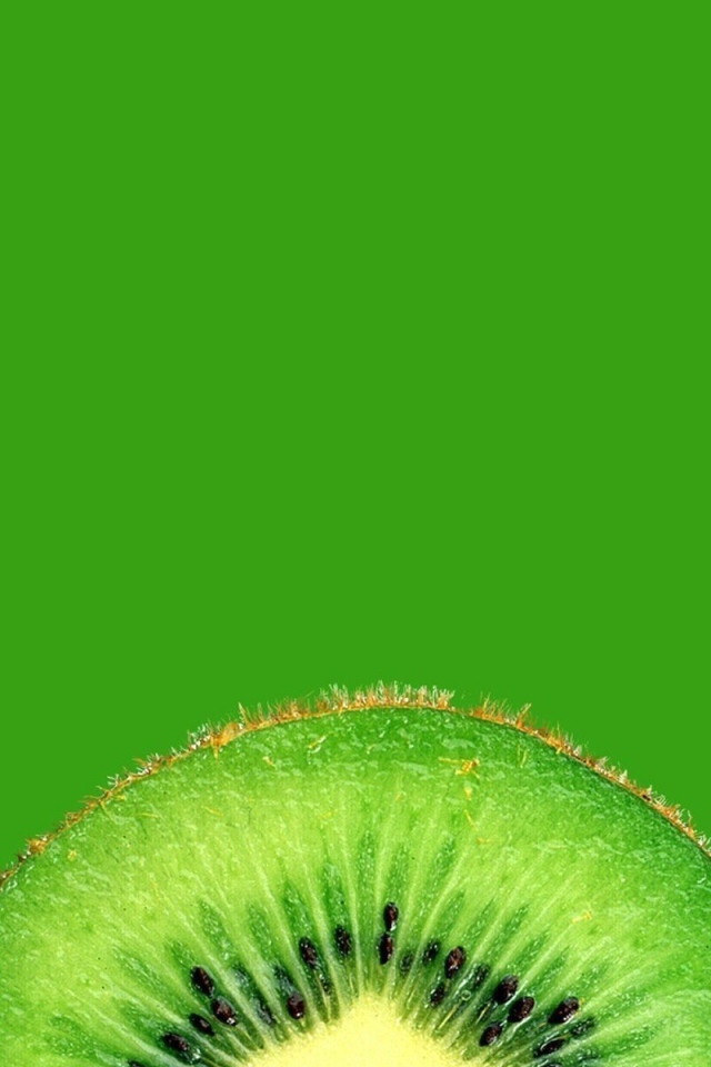 Ломтик киви, зеленый фон