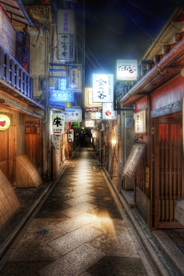 Торговая улица в японском городе ночью