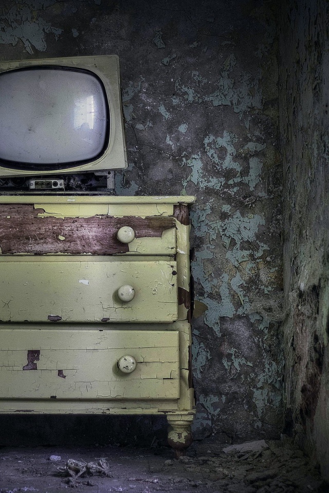 Старый телевизор на старом комоде