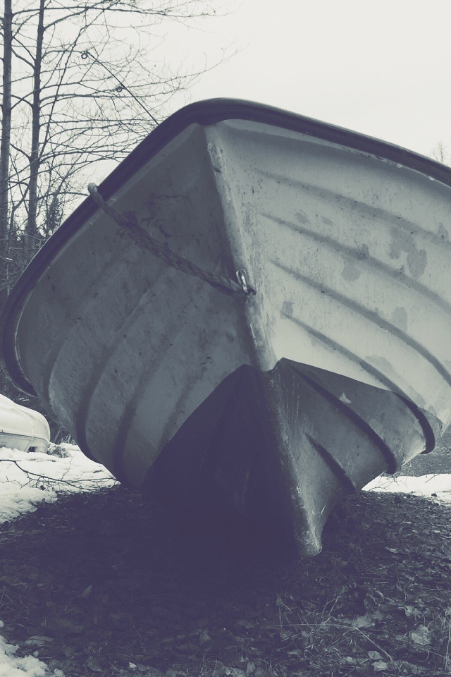 Речная лодка на зимней стоянке