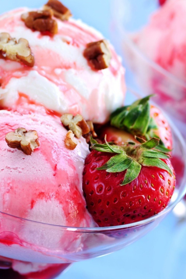 Клубничное мороженое с орехами и ягодами
