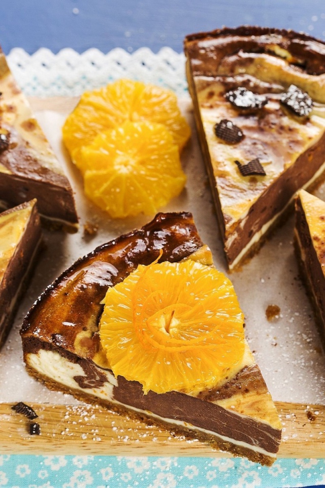 Кусочки шоколадно торта с апельсином
