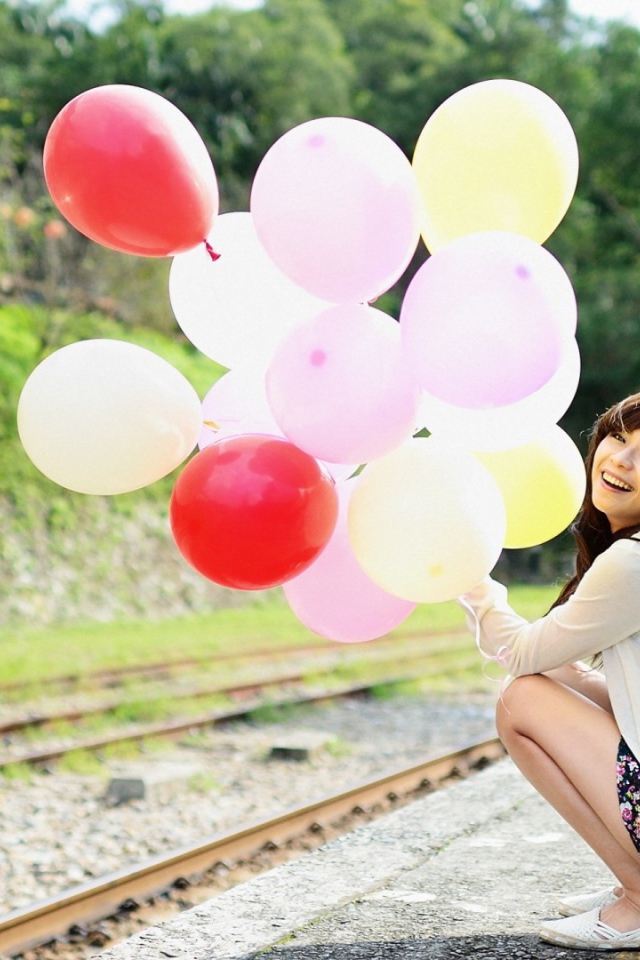 Японская девушка со связкой надувных шаров