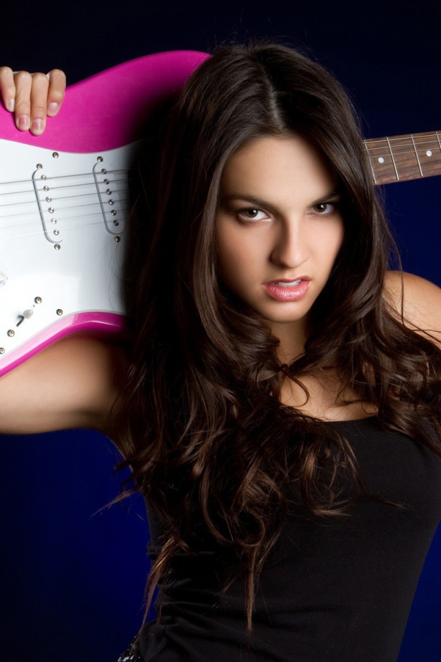 Розовая гитара на плечах у девушки