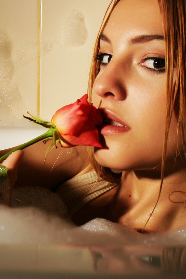 Рыжая девушка с розой купается