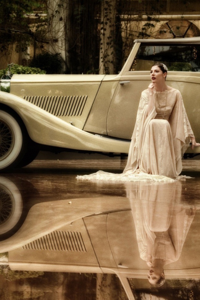 Ретро девушка в белом платье у ретро автомобиля