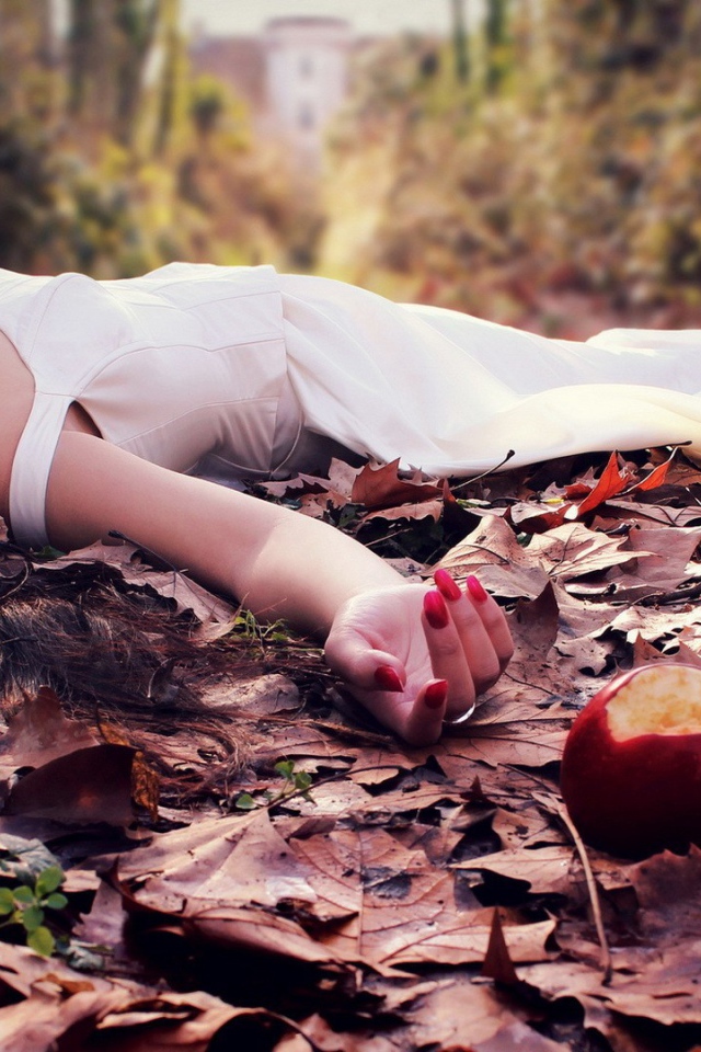 Спящая красавица попробовала заколдованное яблоко