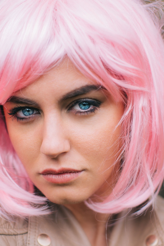 Девушка с голубыми глазами в розовом парике