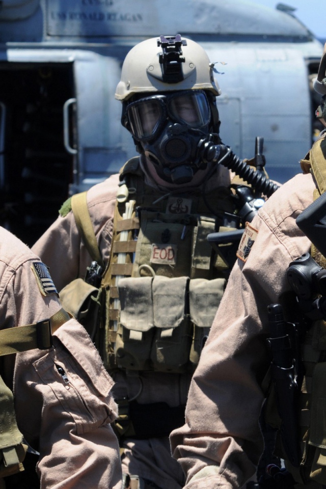 Солдаты в масках химической защиты