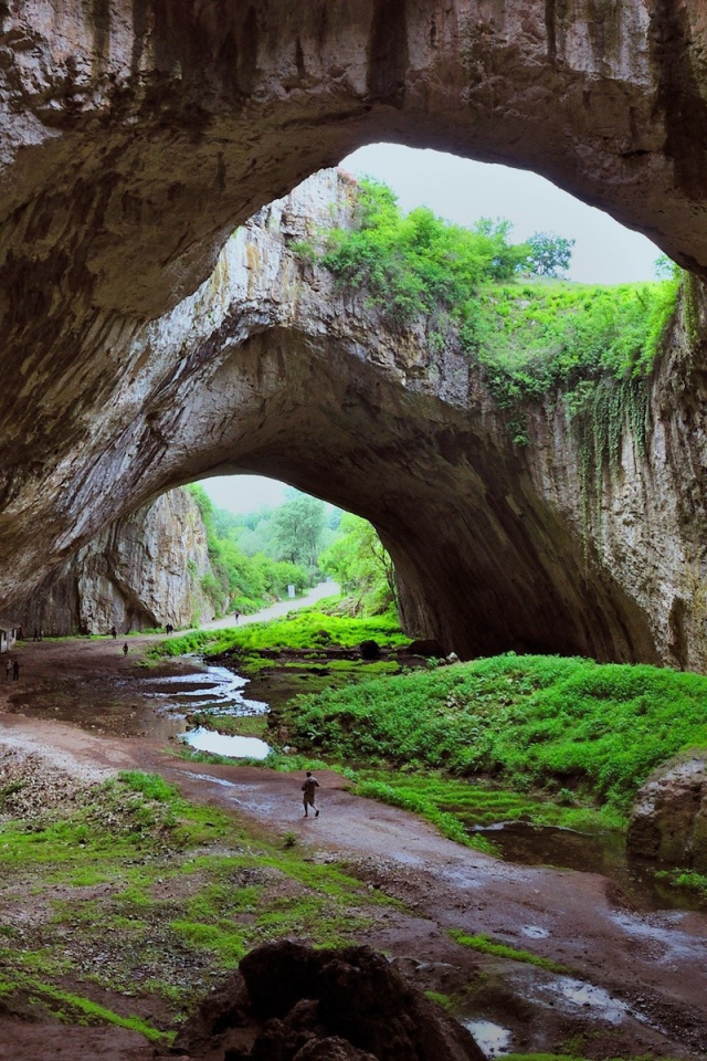 Арки и пещеры из камня над дорогой