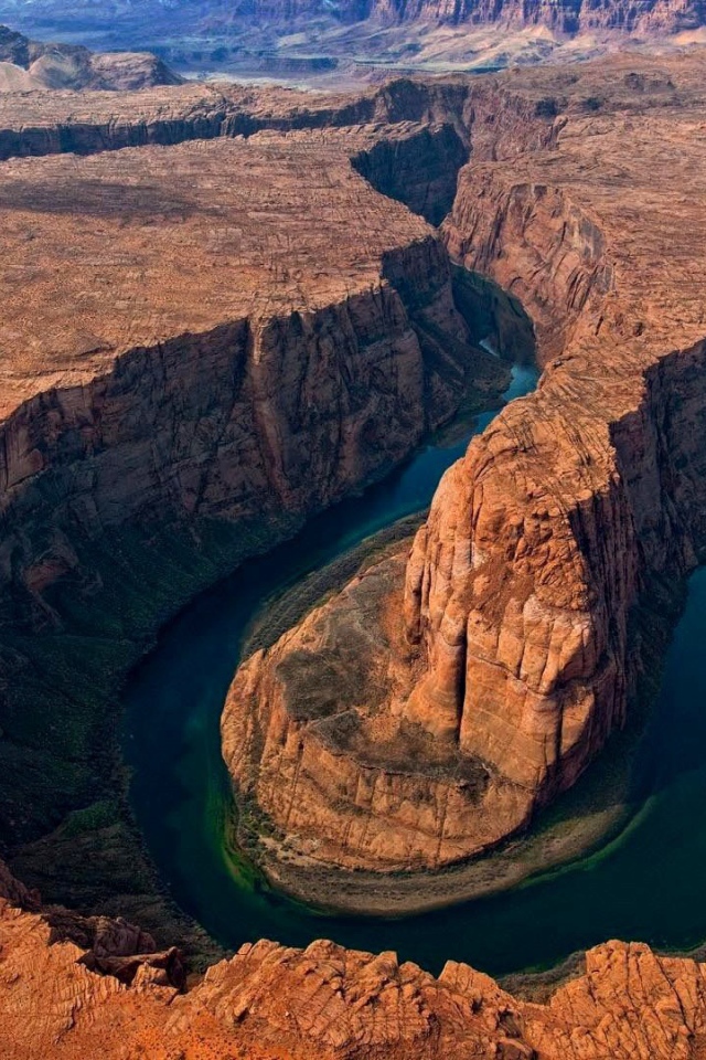 Темная вода на дне каньона