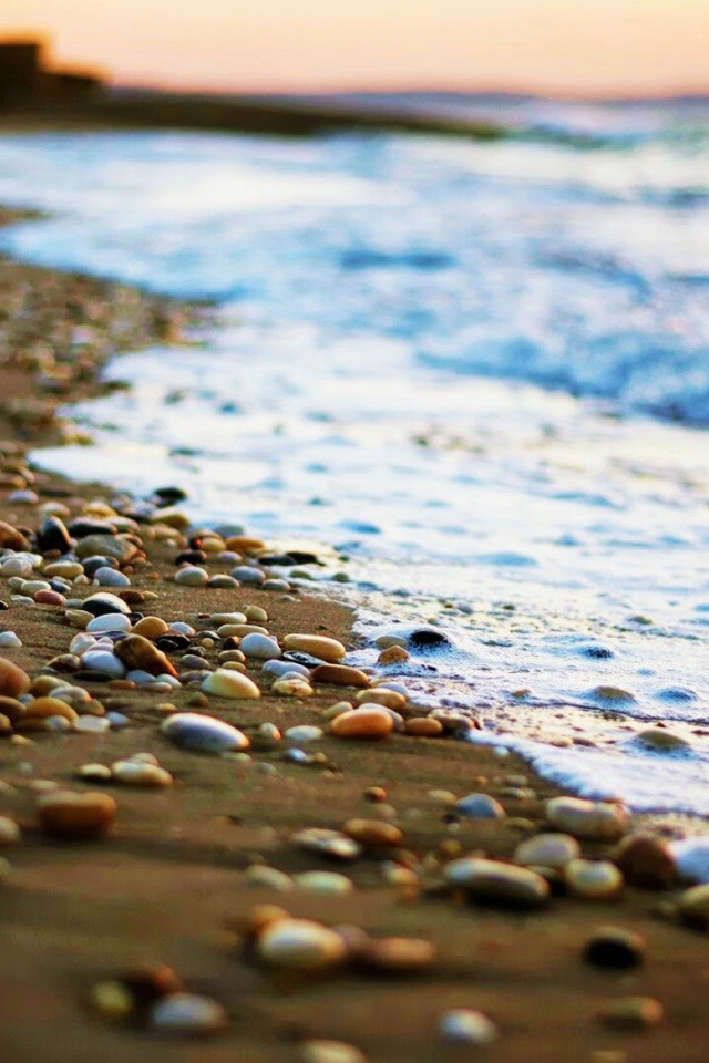 Гладкие камни на пляже