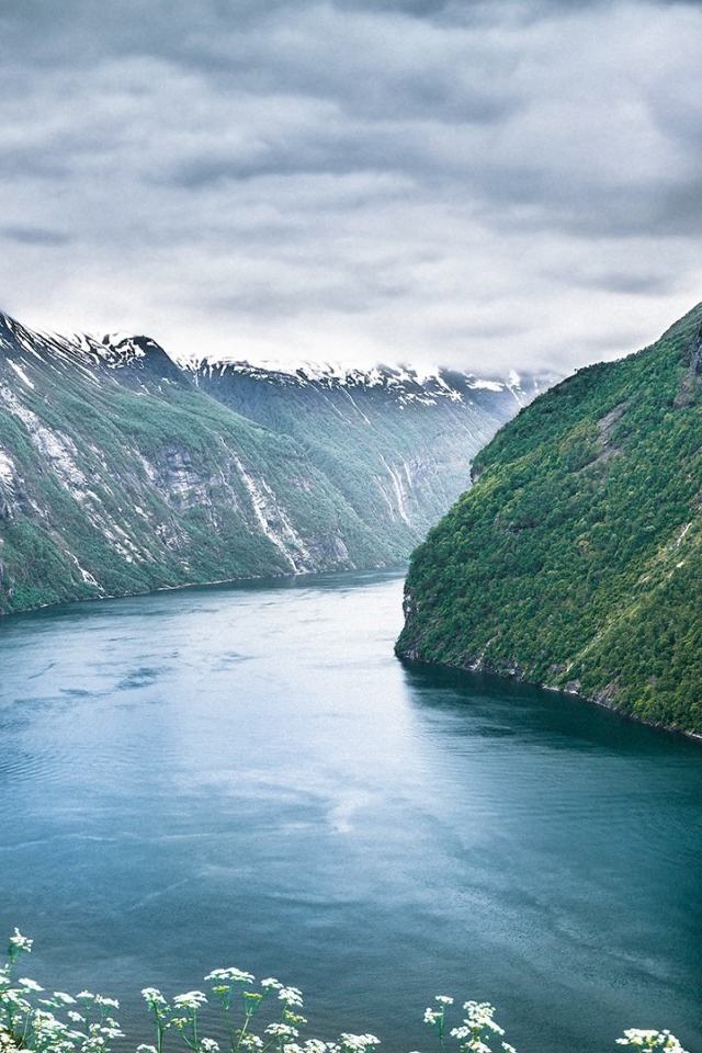 Вода стекает со скалы во фьорд