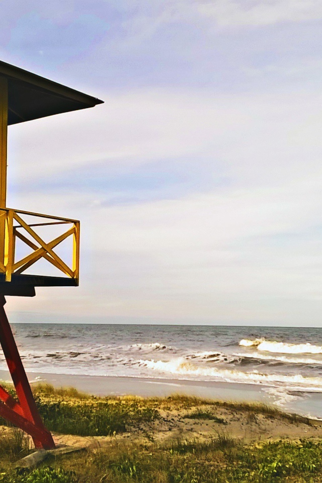 Желтая будка смотрителя пляжа