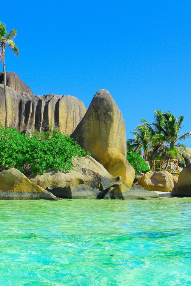Огромные гладкие камни на тропическом острове