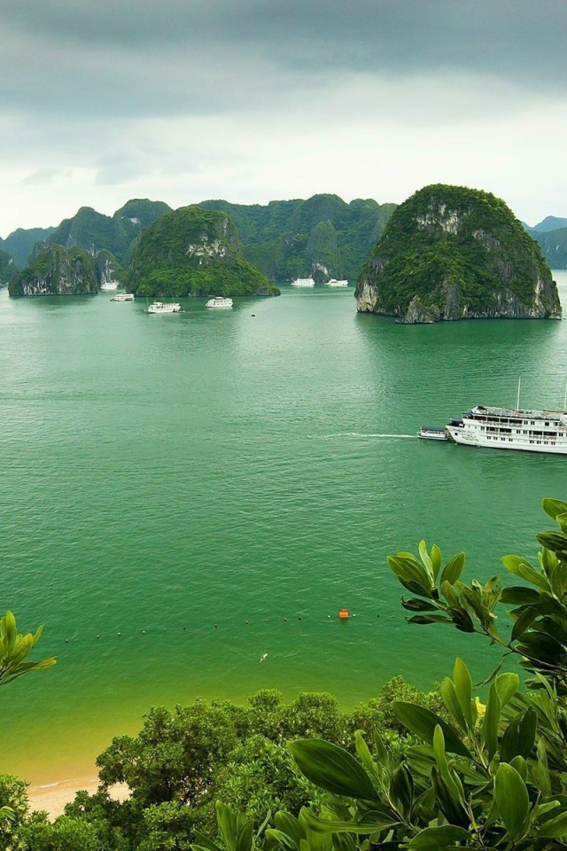 Прогулочные лодки на зеленой воде среди островов