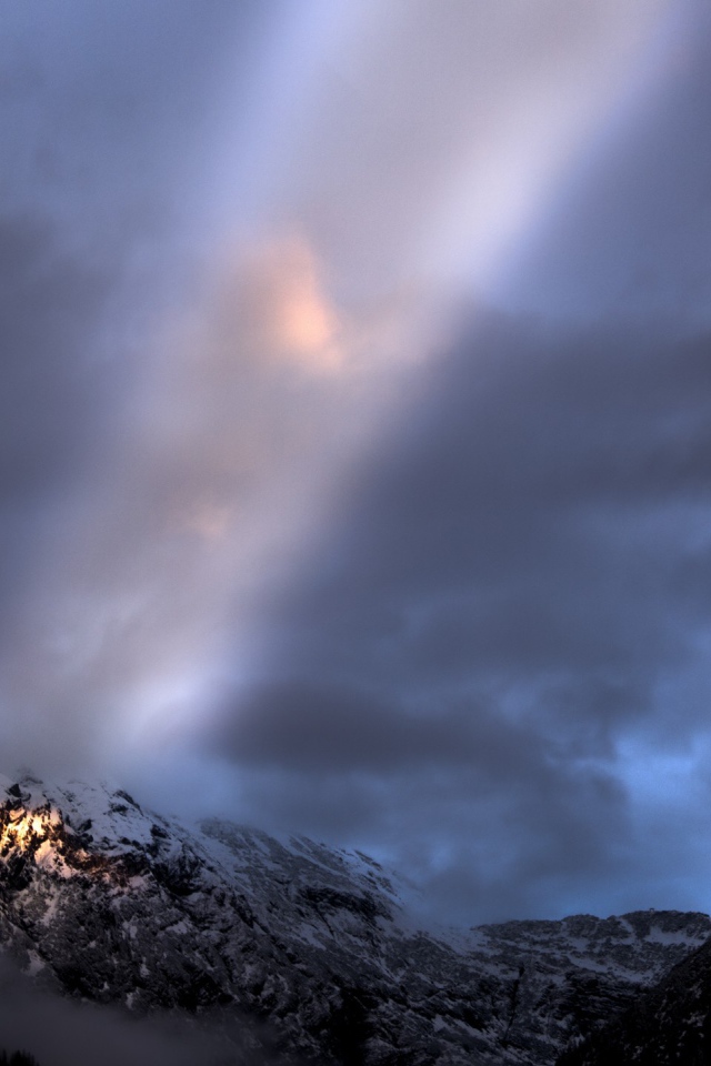 Луч солнца среди облаков в горах