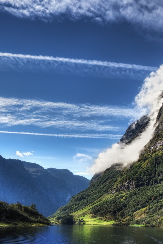Полосы облаков над горами