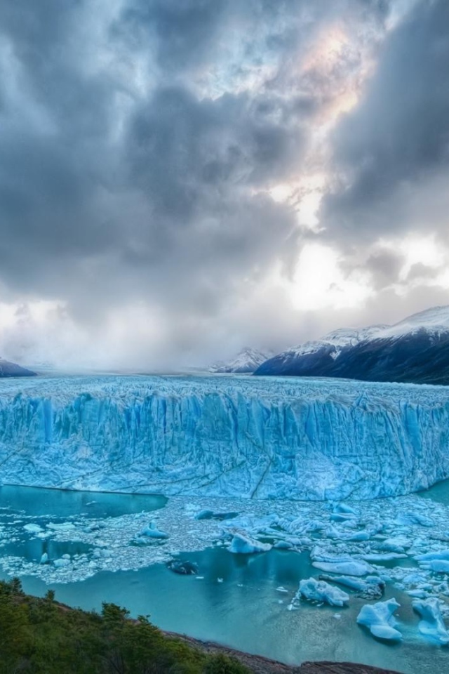 Голубой лед горного ледника