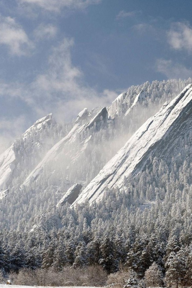 Вершины каменных гор зимой