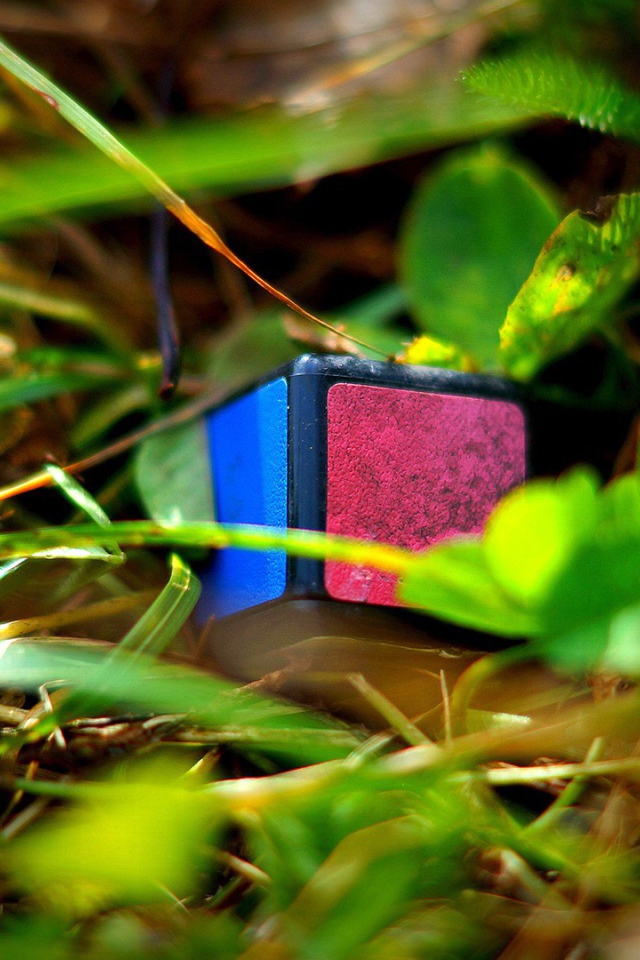 Элемент кубика Рубика лежит в траве