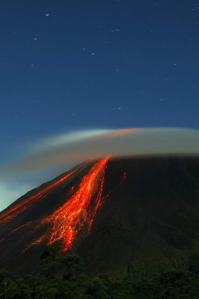 Извержение вулкана с лавой